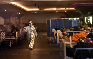 Pandemia w Indiach: Brak miejsc w szpitalach, czarny rynek leków i tlenu, dodatkowe stosy pogrzebowe