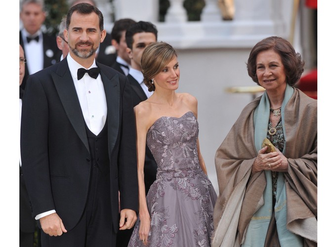 Hiszpańska królowa Sofia oraz książę Felipe z małżonką, księżniczką Letizią
