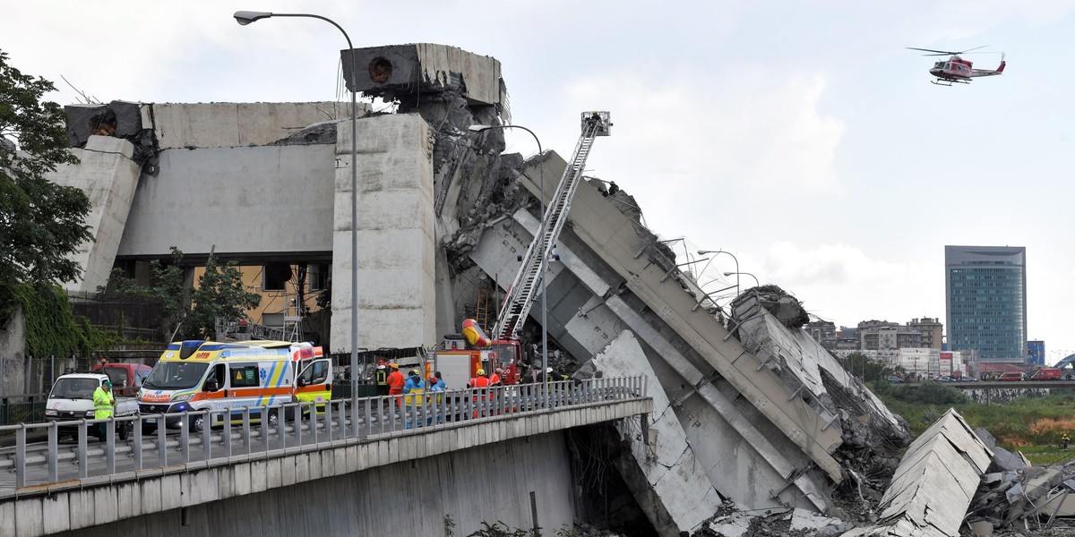 Zawalił się most na autostradzie. Służby mówią o „dziesiątkach ofiar”