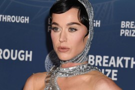 Slavna pevačica se pojavila u futurističkoj haljini koja JEDVA POKRIVA GRUDI: Kad se okrenula, ljudi su bili ZABEZEKNUTI PRIZOROM i svi se pitaju SAMO JEDNO