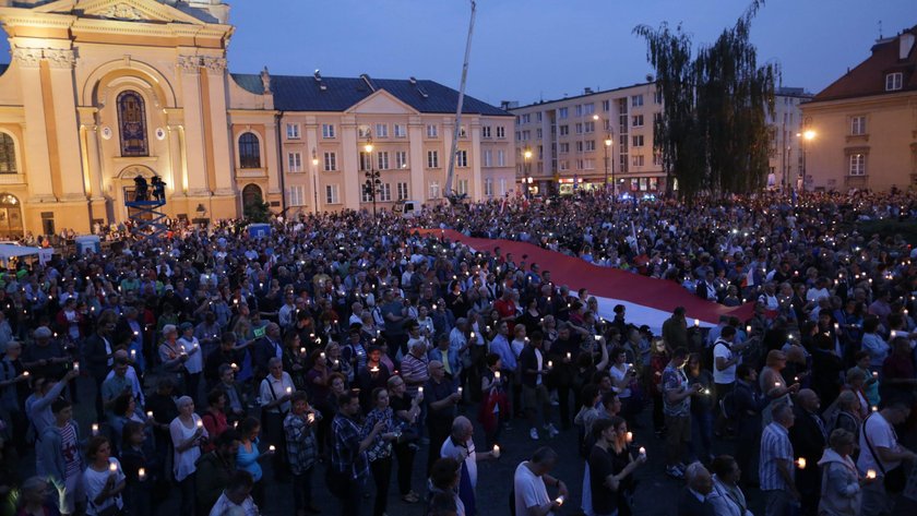 Wrogowie zmian w sądownictwie wciąż walczą. Kolejny dzień protestów