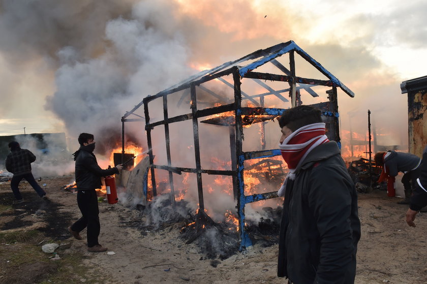 Podczas likwidacji części obozowiska dla uchodźców w Calais doszło do gwałtownych starć