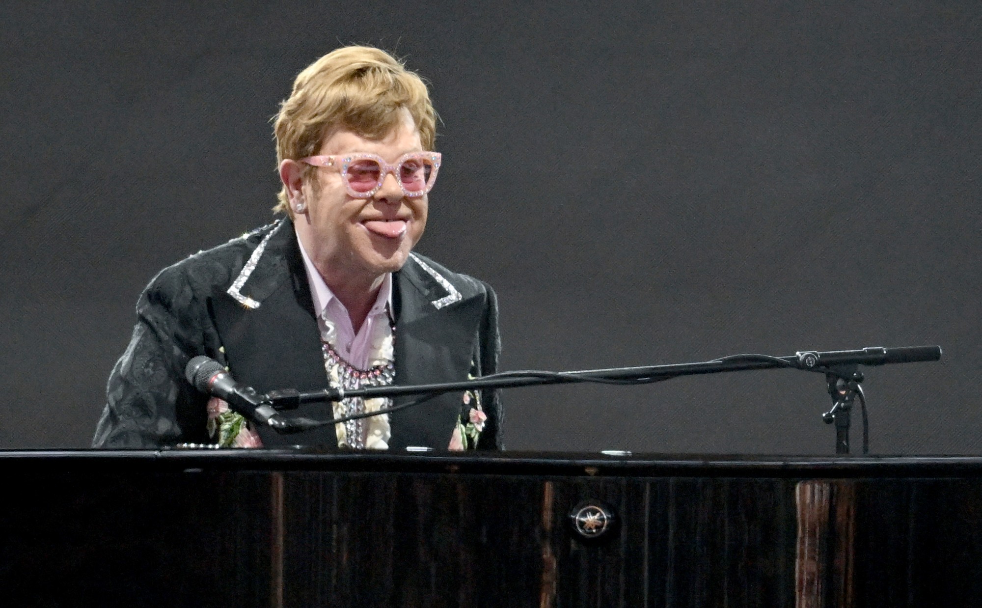 Spevák Elton John. 