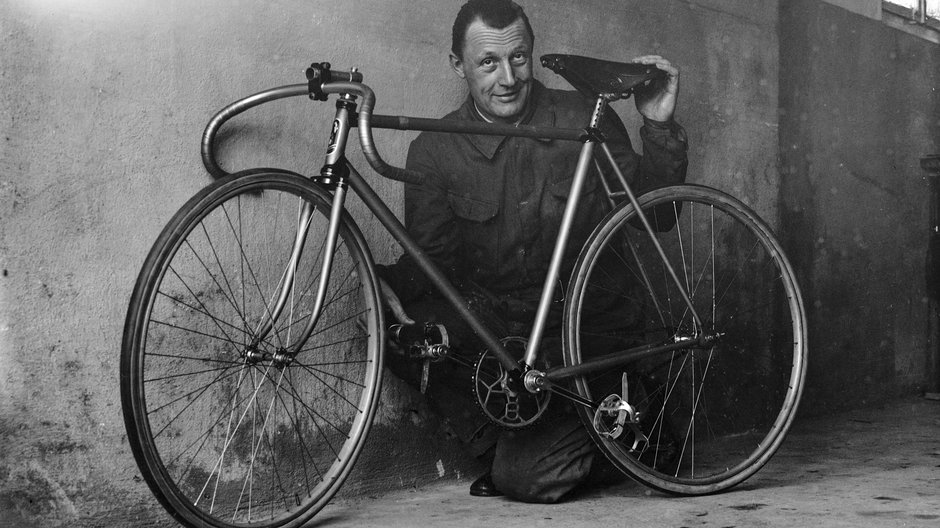 Szwajcarski kolarz Ernst Kaufmann w 1925 r.