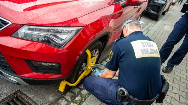 Problemy z parkowaniem w centrum Krakowa zazwyczaj zaczynają się w piątki, soboty i niedziele w okolicach Stradomia, pod Wawelem oraz w rejonie ul. Karmelickiej.