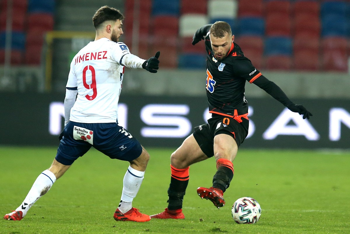 Piłkarz Górnika Zabrze Jesus Jimenez (L) i Karlo Muhar (P) z Lecha Poznań podczas meczu Ekstraklasy