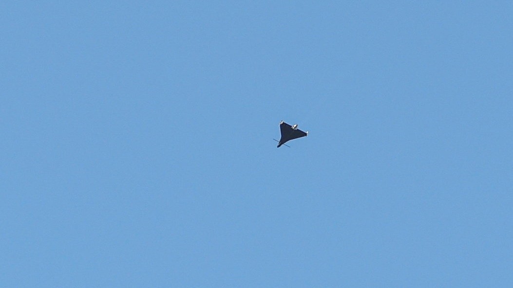 Ruský kamikadze dron preletel nad ukrajinskou dedinou počas ruského útoku s využitím dronov.