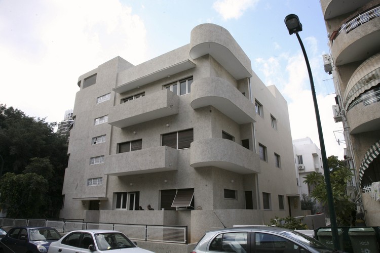 Jedną z ciekawszych architektonicznie części Tel Awiwu jest Białe Miasto, wpisane na Listę światowego dziedzictwa UNESCO jako największe na świecie skupisko budynków w stylu modernistycznym.

Na zdjęciu: Budynek w stylu Bauhaus w Białym Mieście