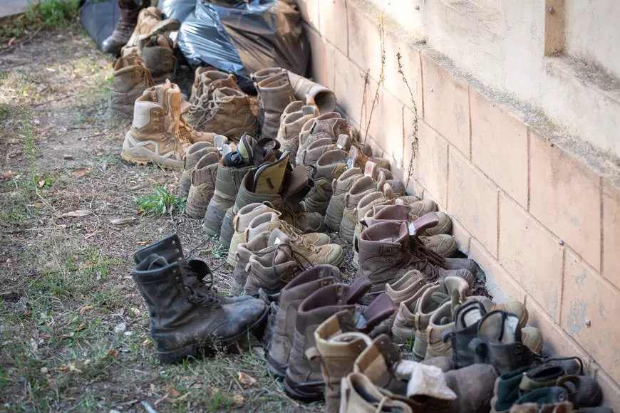 Buty żołnierzy, których nie mogli uratować ukraińscy lekarze