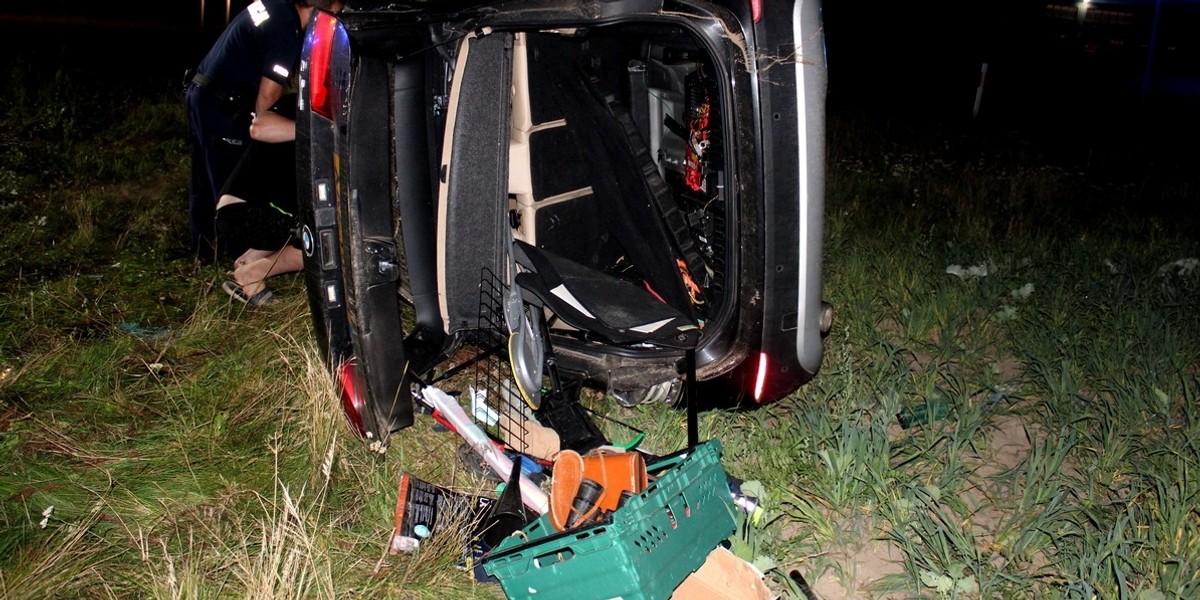 Wypadek w Majkowie. Pijany kierowca BMW nie widział ronda. Dachował.