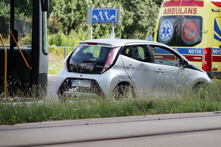 Uderzyła w autobus miejski pod Galerią Warmińską [ZDJĘCIA]