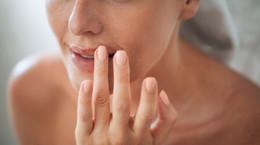 Czym są białe kropki na ustach?