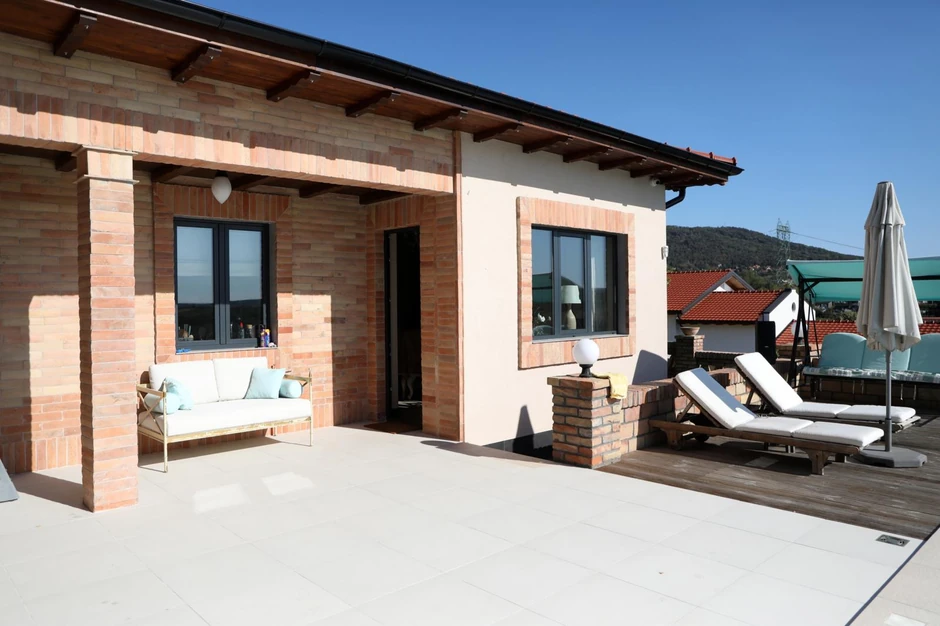 Rale u dvorištu ima bazen sa ležaljkama