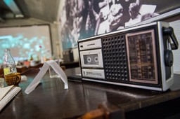 Niezapomniane hity PRL-u: dopasuj piosenkę do artysty, dokończ tekst i przenieś się do tamtych lat [QUIZ]