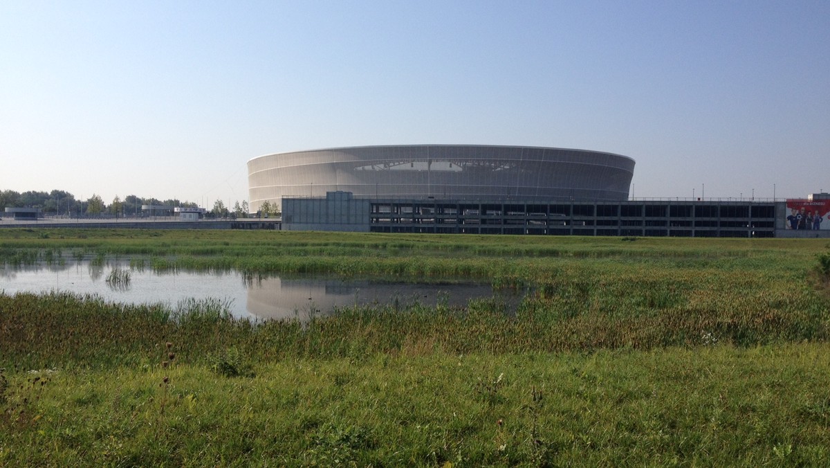 Decyzją Wojewódzkiego Sądu Administracyjnego we Wrocławiu wojewoda dolnośląski ponownie zajmie się odwołaniem gminy Wrocław ws. gruntów przy Stadionie Miejskim. W 2016 roku starosta wołowski nakazał Wrocławiowi zwrócić część działki przy stadionie. Miasto miało oddać rodzinie Krzywdów ponad 1,5 tys. mkw nieruchomości albo zapłacić odszkodowanie. Od tej decyzji miasto odwołało się do wojewody.