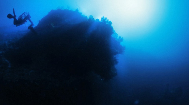 A szakértők szerint több
száz éve a víz alatt van az
azonosítatlan tárgy, amelyet nem ember alkotott
