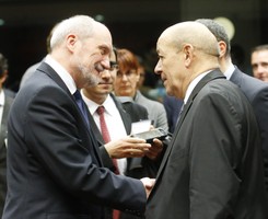 Francja pierwszy raz w historii powołuje się na klauzulę obronną. Szef MON: W pełni aprobujemy to stanowisko