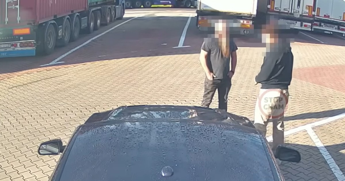 Odłączył się od wycieczki szkolnej i podszedł do mustanga na A4. Kierowca dał mu nauczkę