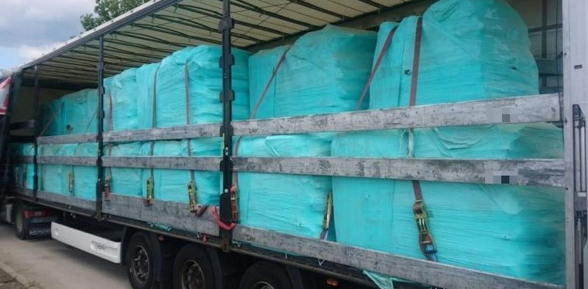 Ciężarówki pełne śmieci z Anglii znalezione we Wrocławiu