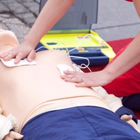 Életmentés az utcán: így használja a félautomata defibrillátort