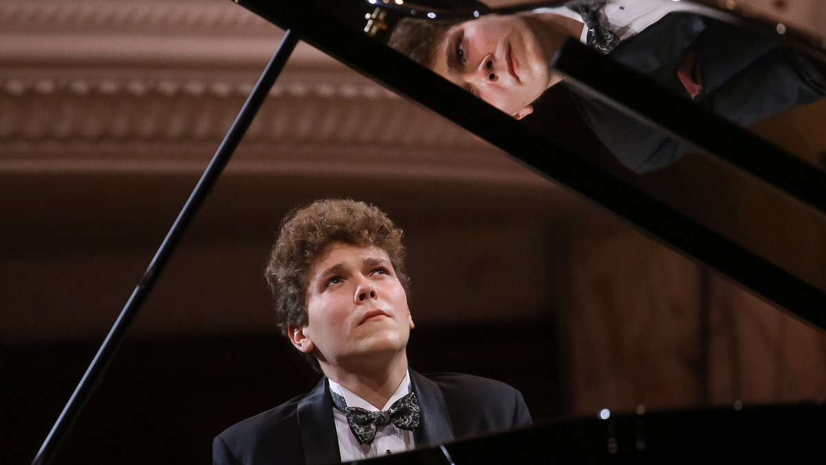 Szymon Nehring będzie reprezentował Polskę w finale XVII Konkursu Chopinowskiego. Listę dziesięciu finalistów ogłoszono w piątek w warszawskim gmachu Filharmonii Narodowej.