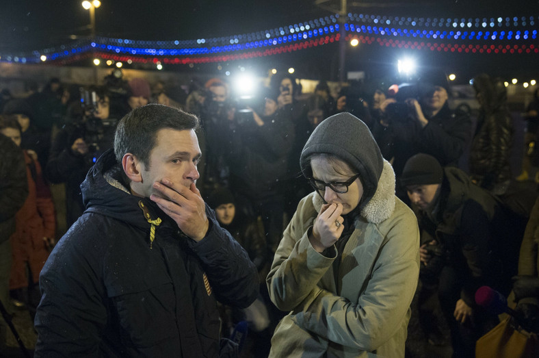 Ilya Yashin, activista de la oposición, y Ksenia Sobchak, periodista rusa, son amigos de Boris Nemtsov, justo después de que el disidente fuera asesinado en Moscú.