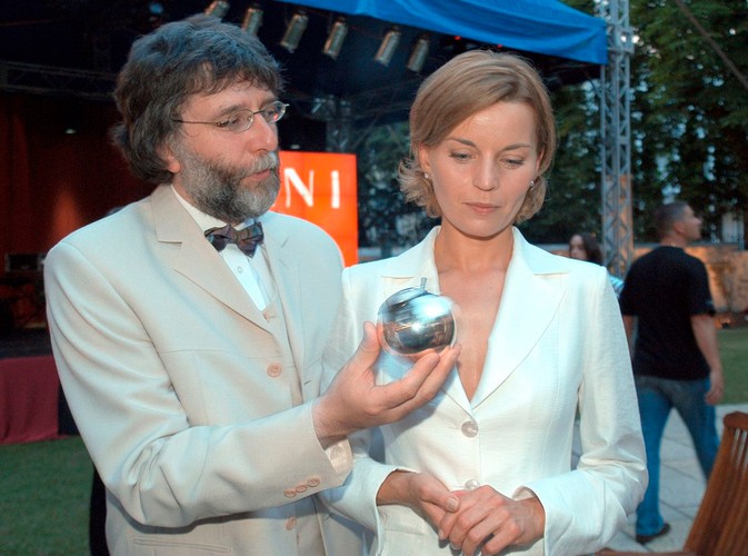 Małgorzata Foremniak i Waldemar Dziki odbierają nagrodę miesięcznika Pani w 2003 roku