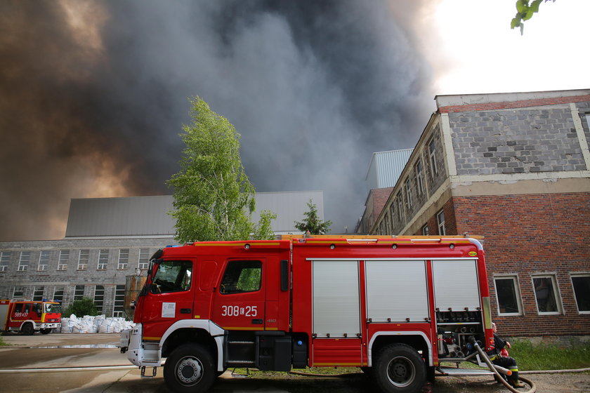 Gigantyczny pożar wysypiska na terenie byłych zakładów Boruta w Zgierzu