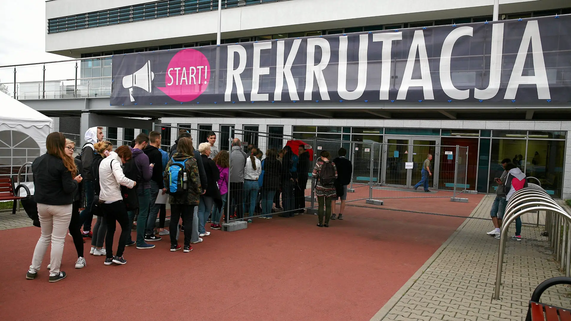 Wzięli namioty, koce i teczki z dokumentami i czekają. Tak wygląda rekrutacja na Poznański AWF