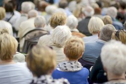 Rząd zaserwował emerytom kiełbasę wyborczą. Trzynasta emerytura tylko w tym roku