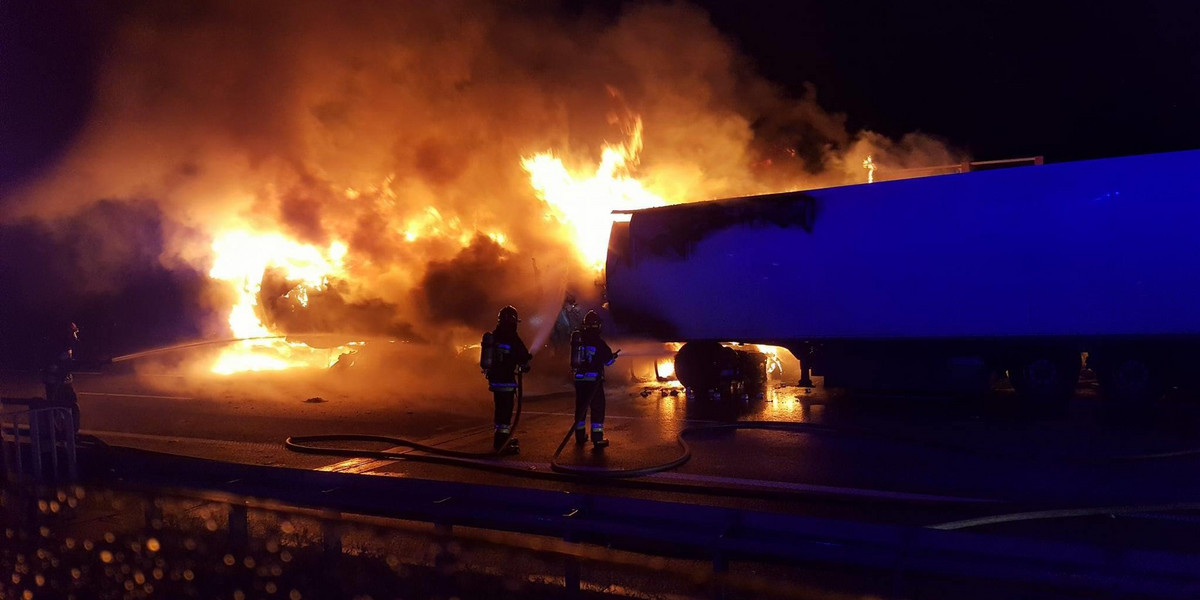 Pożar na A2 po zderzeniu ciężarówek