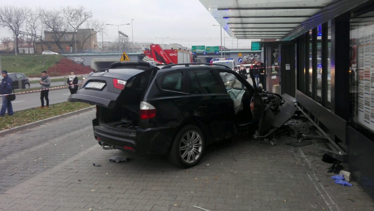 Prokuratura Rejonowa Kielce Zachód zakończyła śledztwo w sprawie dramatycznego wypadku, do którego w listopadzie zeszłego roku doszło przy ulicy Grunwaldzkiej. Do sądu trafił akt oskarżania przeciwko Robertowi C., który mając ponad trzy promile alkoholu w organizmie, wjechał w przystanek autobusowy. Zginęła wówczas jedna osoba, a trzy zostały ranne. 53-latkowi grozi nawet 18 lat więzienia.