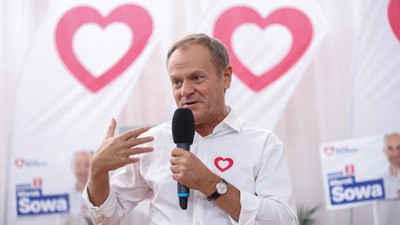 Premier Donald Tusk na wiecu wyborczym w październiku 2023 r.