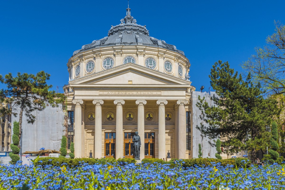 Rumuńskie Ateneum (Ateneul Român) Ozdobny kopulasty budynek, zbudowany w neoklasycznym stylu. Zaprojektowany został przez francuskiego architekta Alberta Gallerona i uroczyście otwarty w 1888 roku. Po upadku Austro-Węgier Ateneum było miejscem konferencji o znaczeniu historycznym. Większością głosów przyjęto decyzje o ratyfikacji porozumień, na mocy których Siedmiogród i Bukowinę przyłączono do Rumunii (România Mare). Ateneum jest prawdziwym arcydziełem rumuńskiej architektury. Powierzchnia kopuły, widoczna od strony wewnętrznej jest zdobiona malarsko i przedstawia najważniejsze momenty historii narodu począwszy od podboju Dacji przez rzymskiego cesarza Trajana, kończąc na powstaniu Wielkiej Rumunii w 1918 roku. Obecnie Ateneum jest salą koncertową oraz siedzibą Orkiestry Filharmonii "George Enescu".