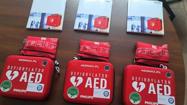 Defibrylatory trafiły do komunikacji miejskiej
