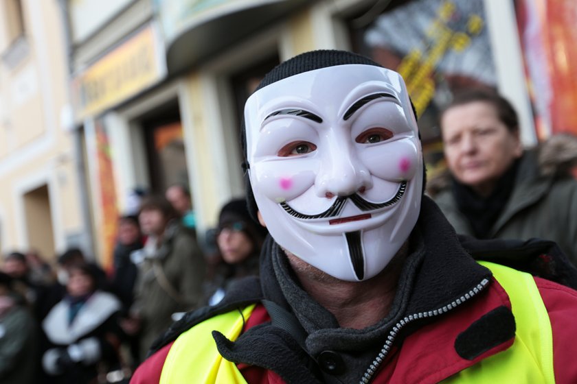 Ostre słowa na transparentach na manifestacji KOD