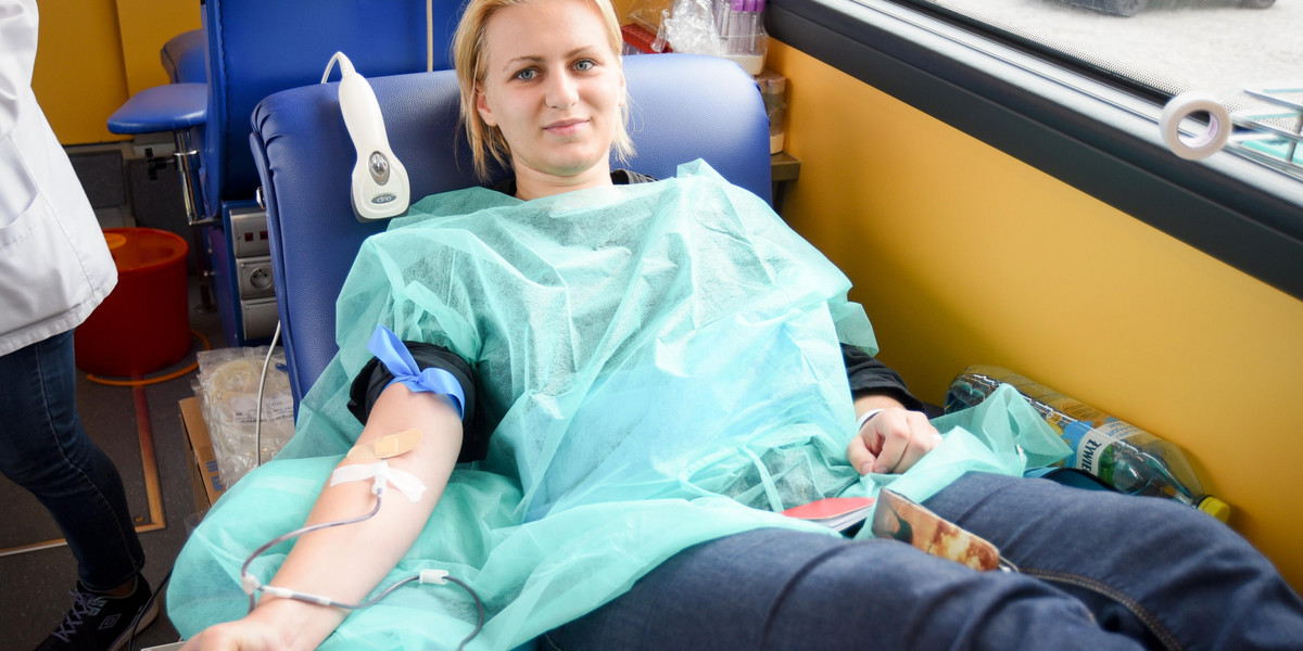 Natalia Jurczak (26 l.) jest ratownikiem medycznym, oddaje krew od trzech lat. – Im więcej krwi jest w bankach, tym ludzie szybciej będą dochodzić do zdrowia. W mojej pracy często zdarza się, że krew potrzeba jest niemal natychmiast –  opowiada Faktowi