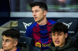 Lewandowski do 61. minuty siedział na ławce. Wszedł i zaliczył asystę przy zwycięskim golu [WIDEO]