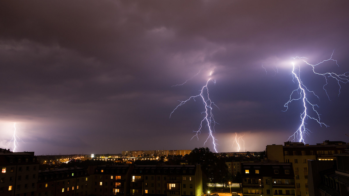 Gdzie jest burza? Czy dziś nad Polską będą burze? IMGW codziennie wydaje ostrzeżenia meteorologiczne związane z niebezpiecznymi zjawiskami pogodowymi. Sprawdź, gdzie można spodziewać się intensywnych opadów deszczu i wyładowań atmosferycznych.