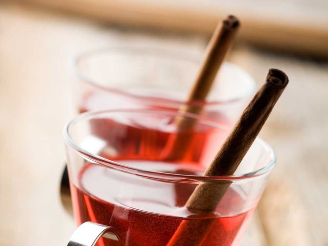 5627_stock-photo-hot-christmas-drink-glogg-with-cinnamon-sticks-shutterstock_42709027-cimet