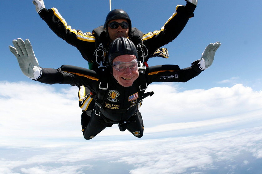 George H.W. Bush skacze ze spadochronem