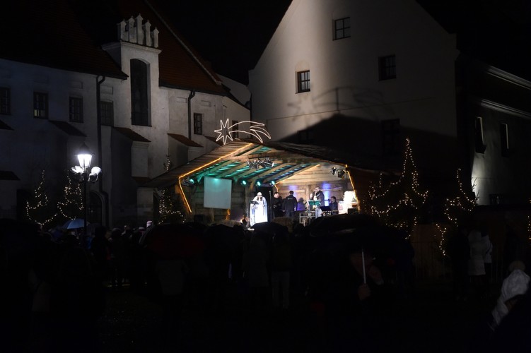 Żywa szopka Ojców Franciszkanów w Krakowie w noc wigilijną 24 bm