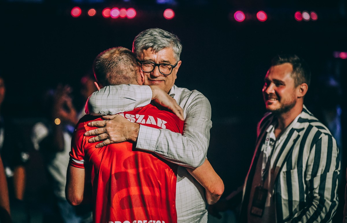 Janusz Kozioł gratuluje mistrzostwa świata Polakowi