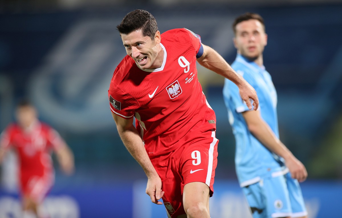 Piłkarz reprezentacji Polski Robert Lewandowski cieszy się z gola podczas meczu eliminacyjnego mistrzostw świata z San Marino