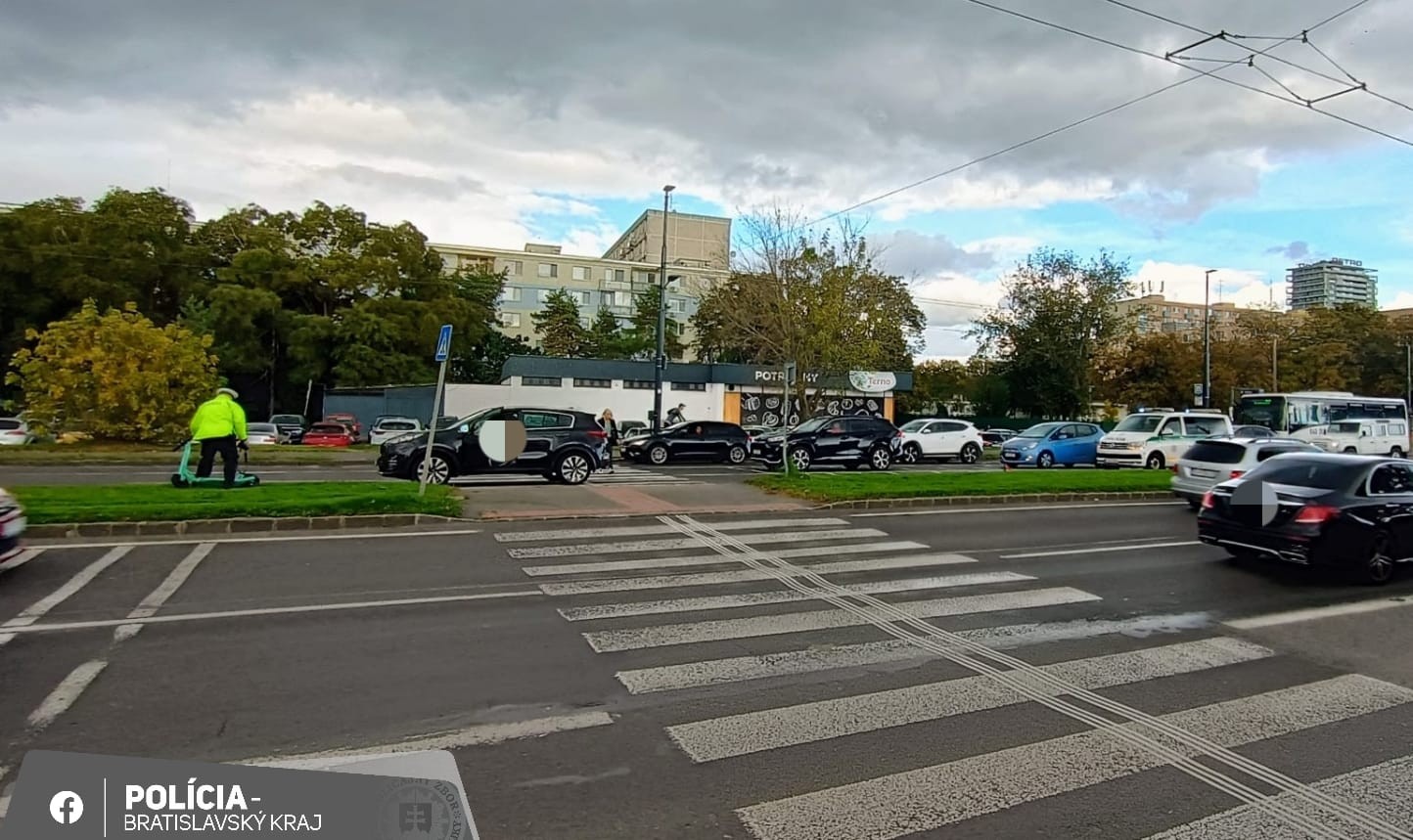 Polícia vyšetruje nehodu auta s kolobežkárom na Prievozskej ulici v Bratislave.