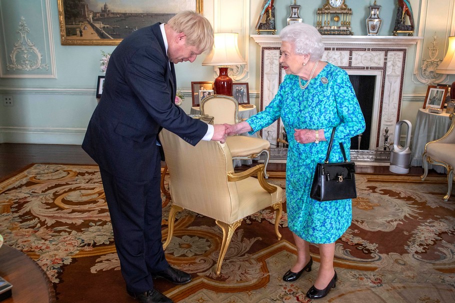 Królowa Elżbieta II i premier Boris Johnson