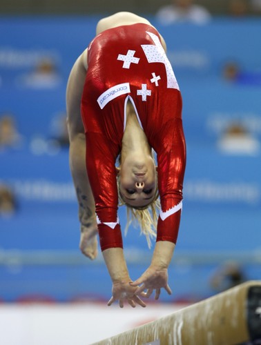 Piękne dziewczyny i ich niesamowite ewolucje