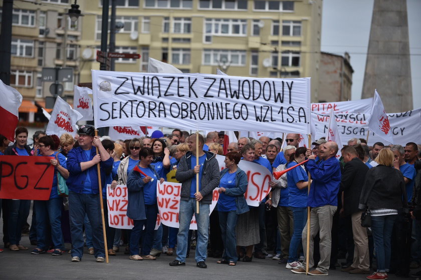 Pracownicy Wojskowych Zakładów Lotniczych manifestowali poparcie dla inwestycji Airbusa w Łodzi