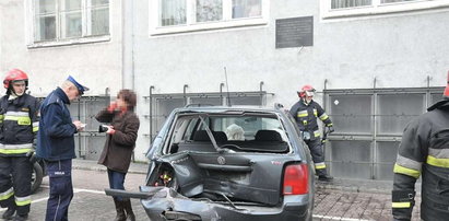 Auto wbiło się mur urzędu!