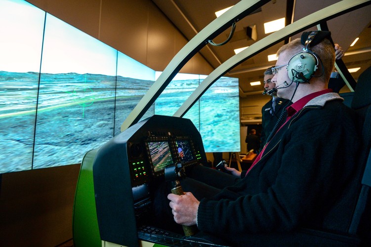 Poza ofertą amerykańskiego koncernu Bell Helicopter najsilniejsi w wyścigu po kontrakt na wyposażenie polskiej armii wydają się: Boeing (AH-64 Apache Guardian), francusko-niemiecki Airbus Helicopters (Tiger) oraz Turkish Aerospace Industries (T-109 Atak).
<br>
<b>Na zdjęciu:<b> Prezentacja kokpitu śmigłowca Bell Helicopter AH-1Z Viper  <br><br>(mo/cat) (obm/cat) PAP/Marcin Obara